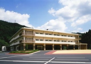 広々とした施設の外観