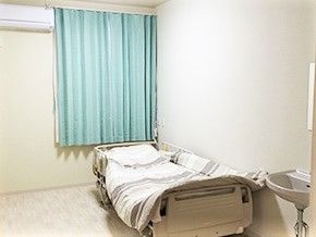 ベッドや洗面所がある居室にはエアコンも設置されている。