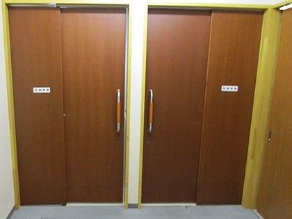 個室のドアを正面からアップで写したもの。２つの居室の入り口