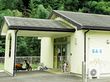 平屋建ての小さな建物の外観写真。「茶山宗」という看板が見えている様子