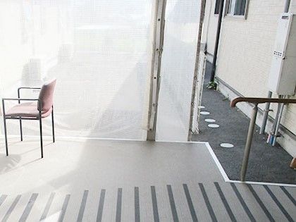 建物の側面にスロープがついている様子。高齢者向け施設の外側