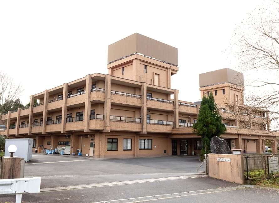 ゆったりとした外観の建物