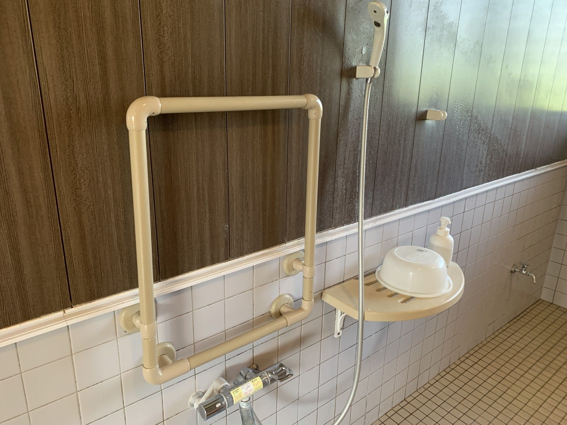 手すり付きの浴室