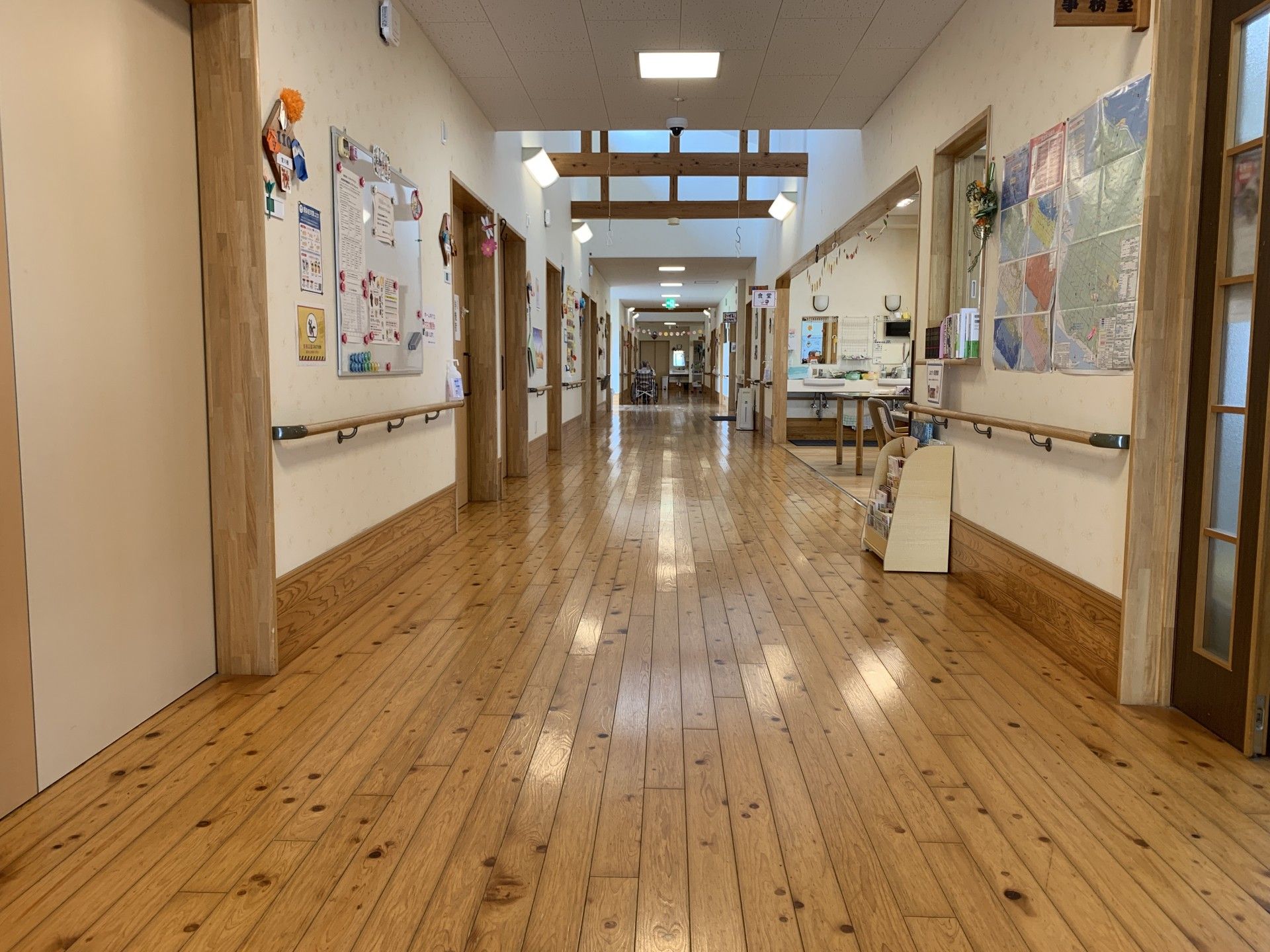 木の温もりを感じる廊下