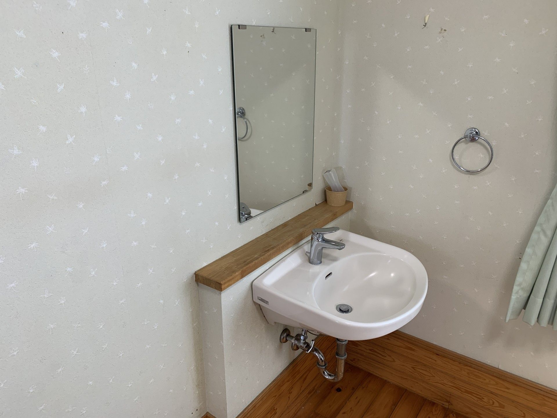 洗面台と鏡のある空間