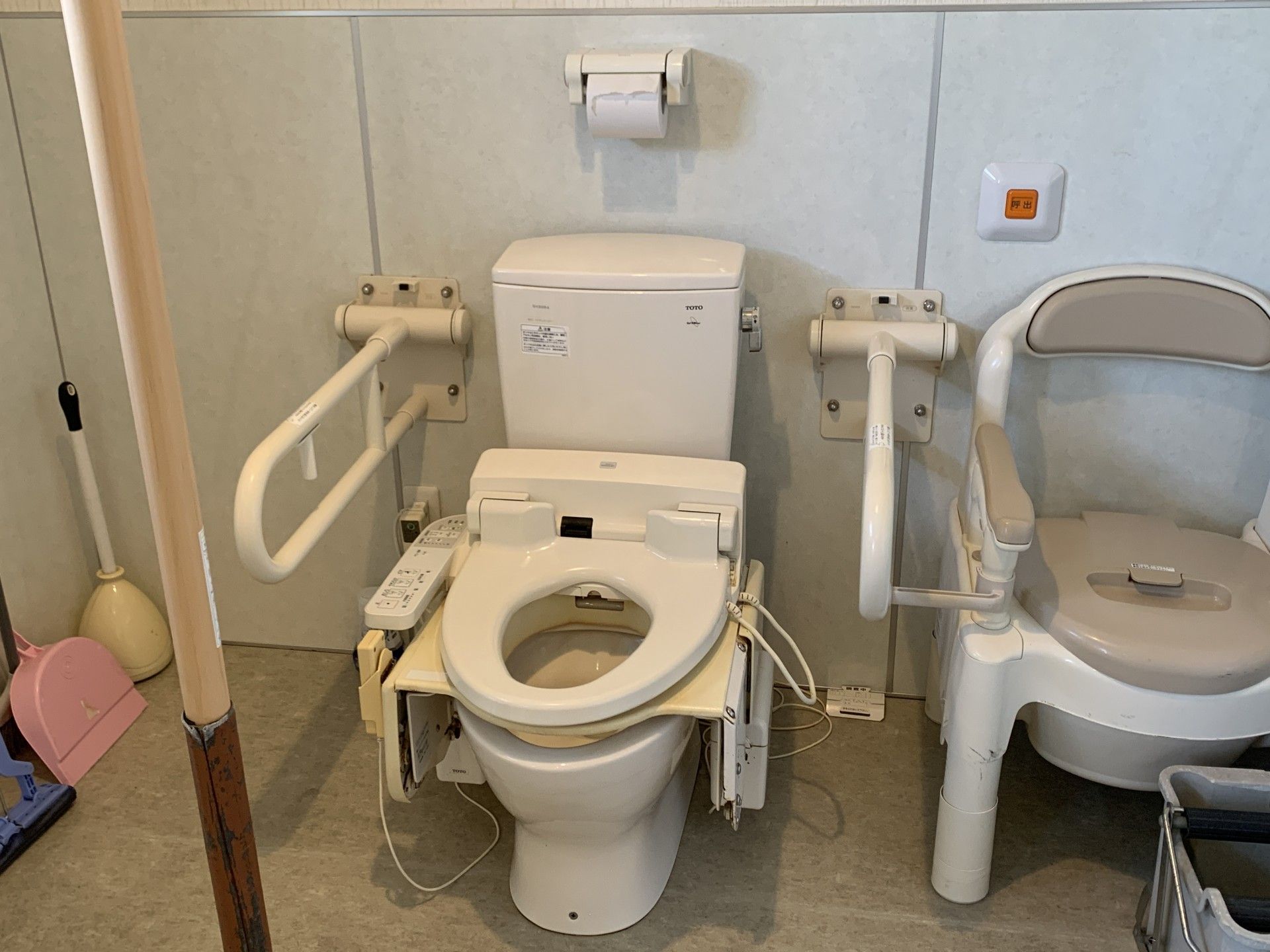 手すり付きのトイレ