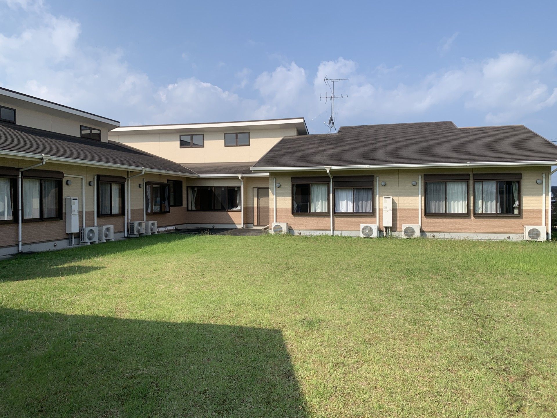 広い庭のある建物