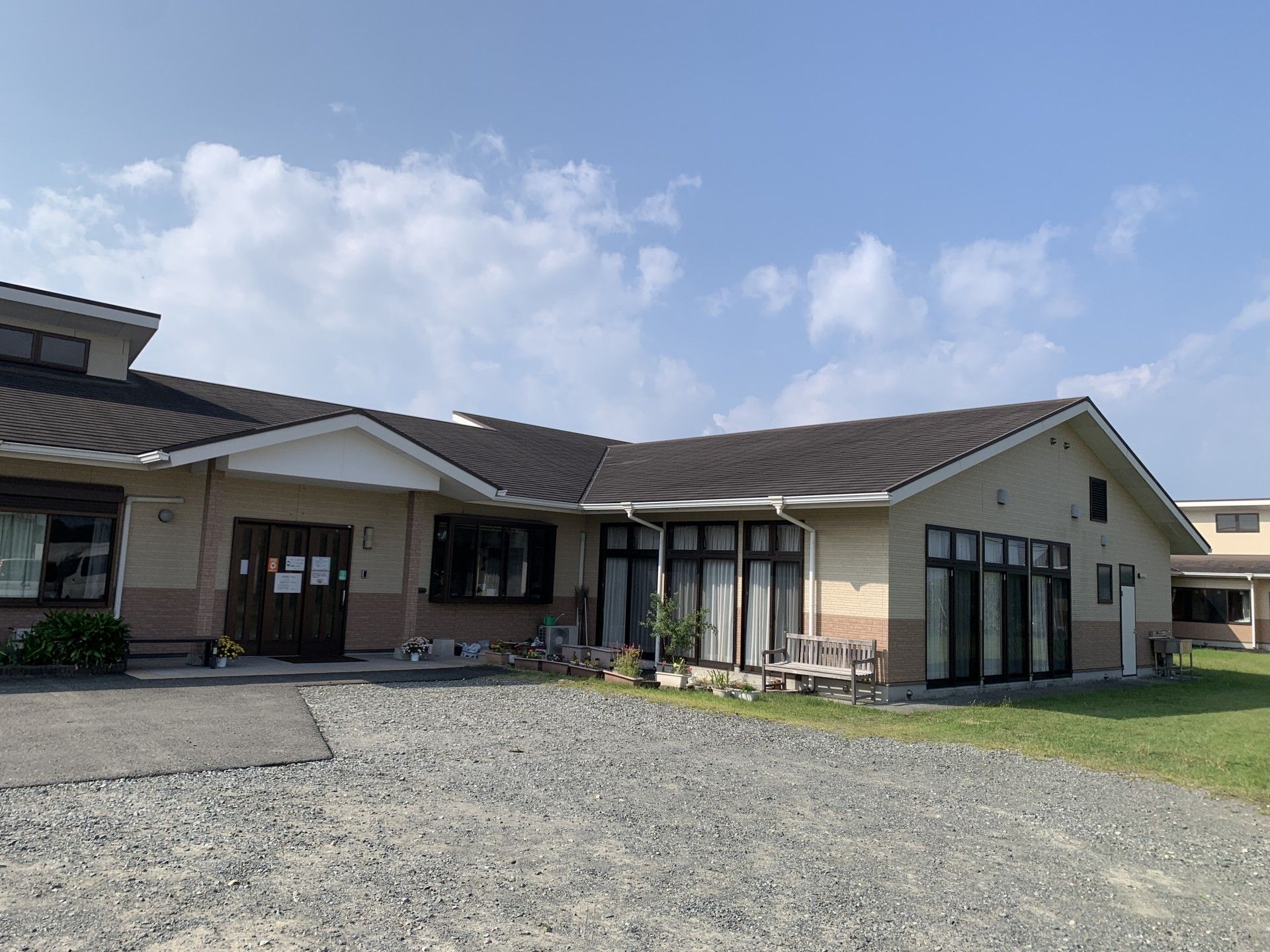 広い庭のある建物外観