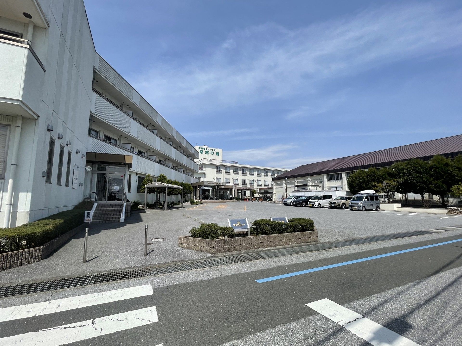 広い駐車場のある建物