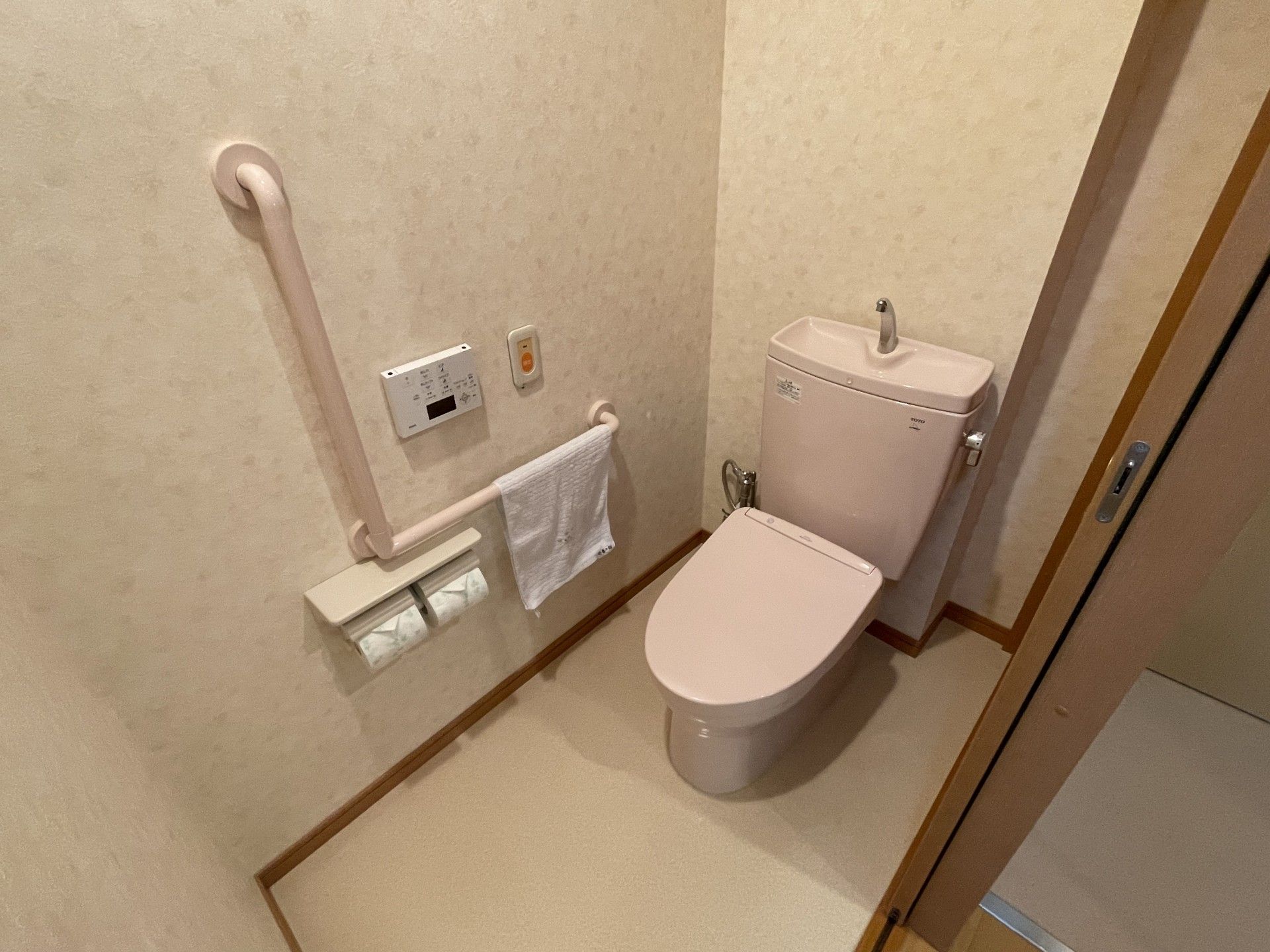 手すり付きのトイレ