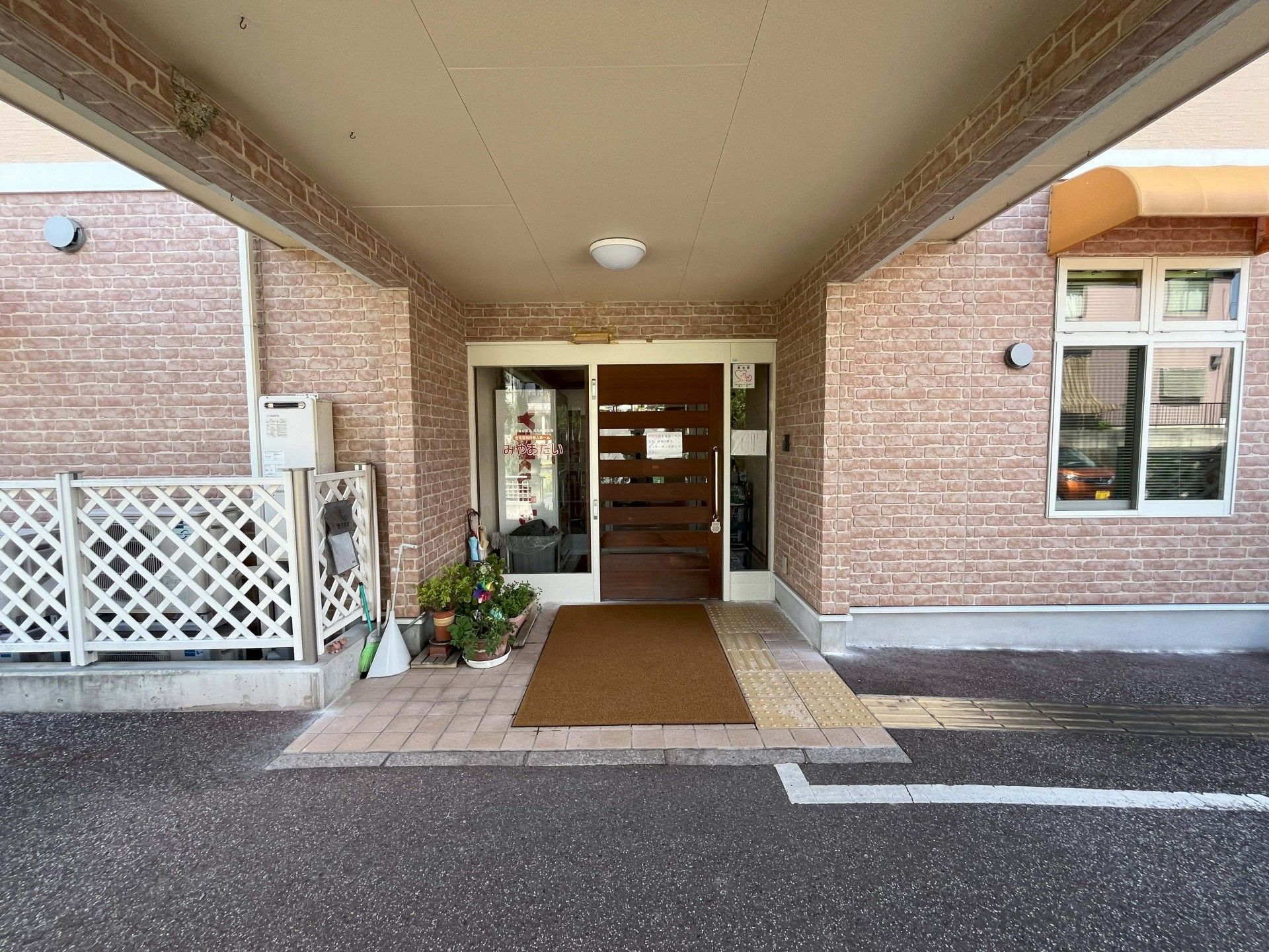 入口の明るい施設前面