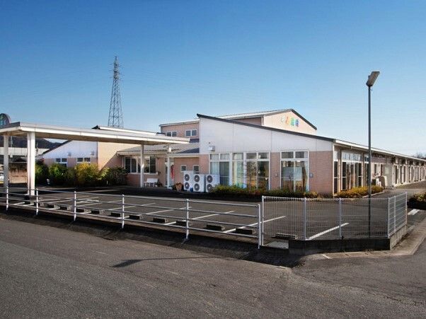 広い駐車場が付いた平屋建ての建物の周りには背の高い建物がなく、日当たりのいい場所に建っている。