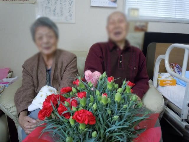花を持つ二人の様子