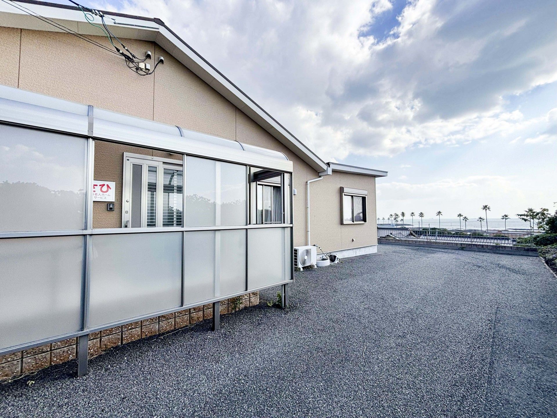 海が見える建物の外観