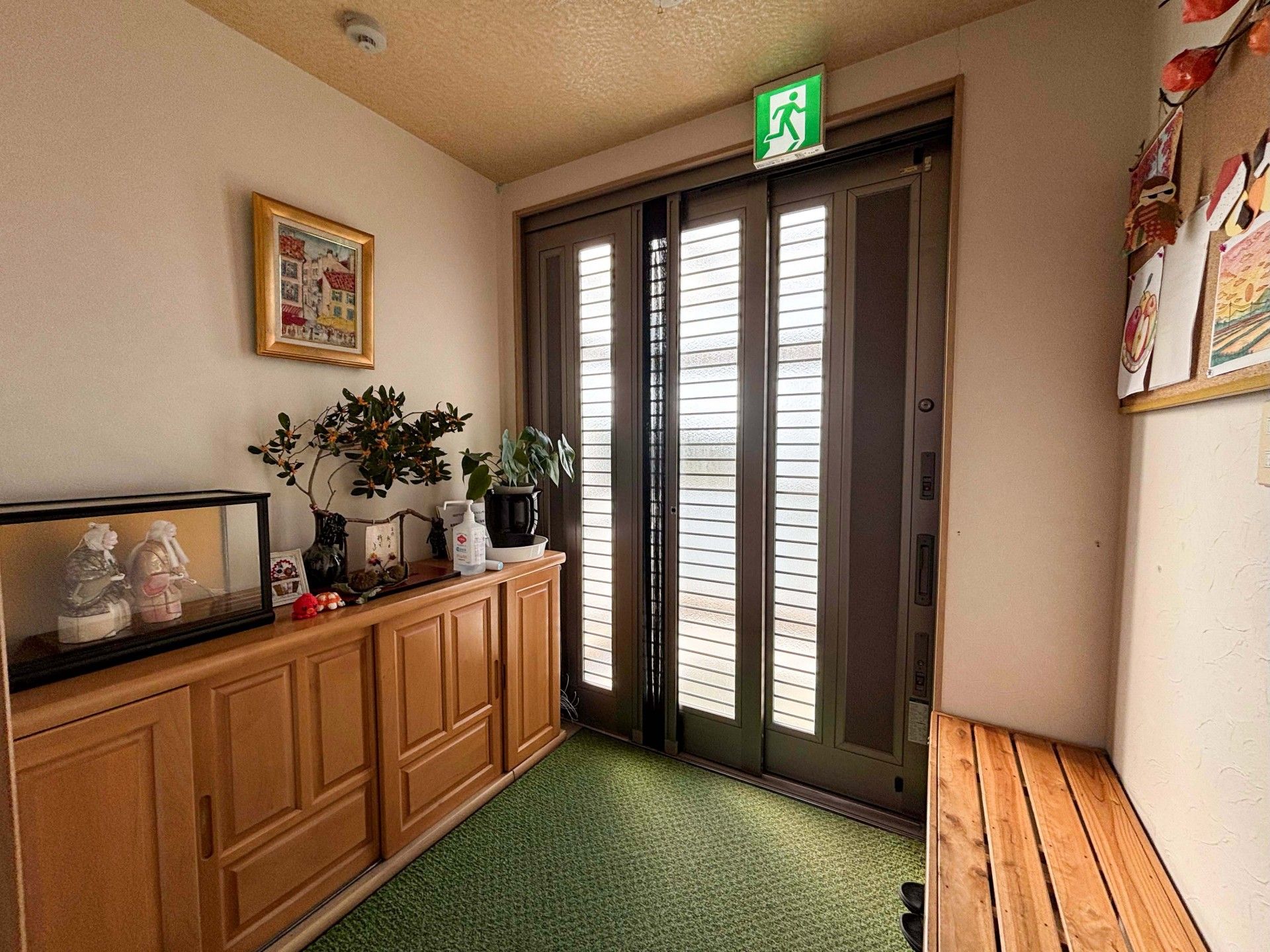 カメラを見ているご入居者様