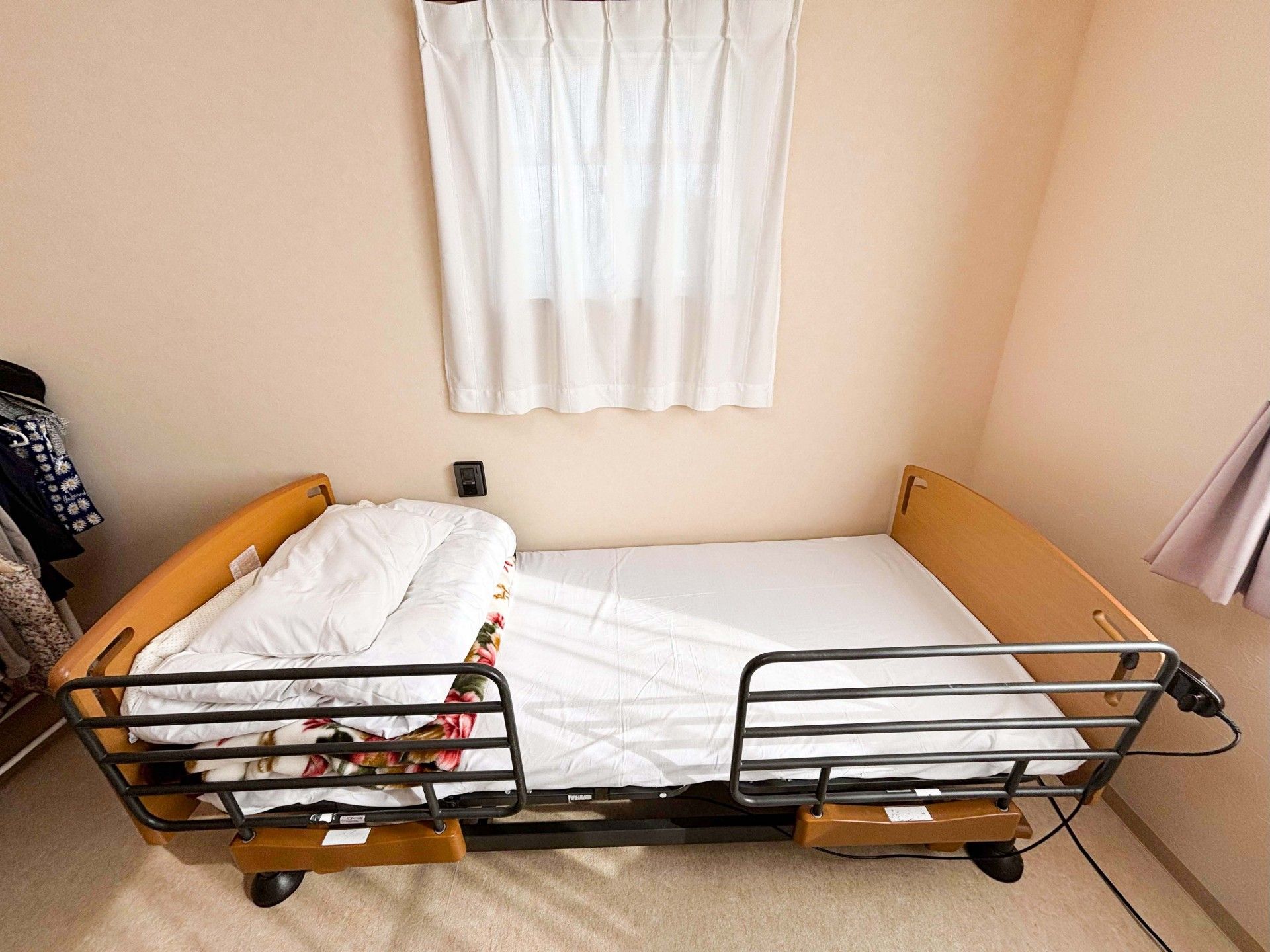 シンプルなベッドの部屋