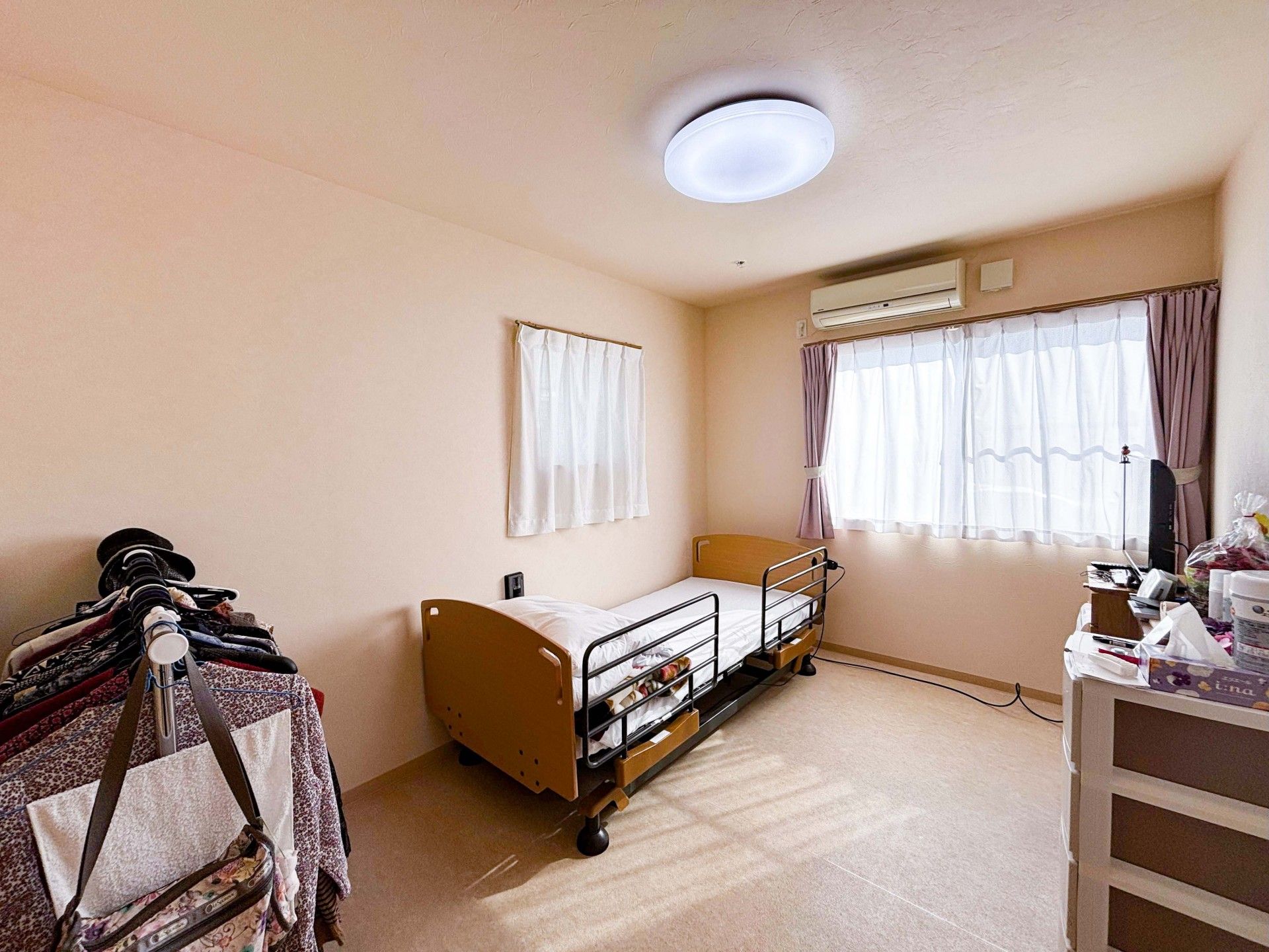 お部屋でくつろぐご入居者様