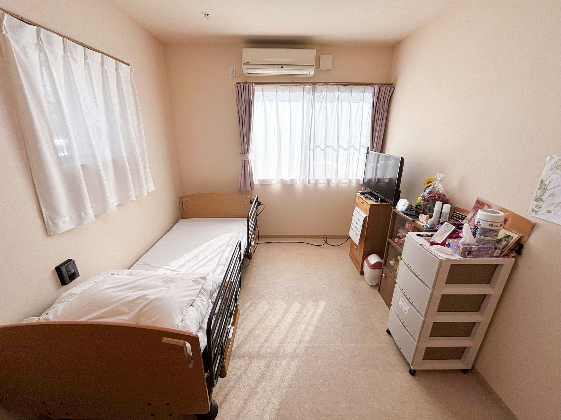 日差しが差し込む個室