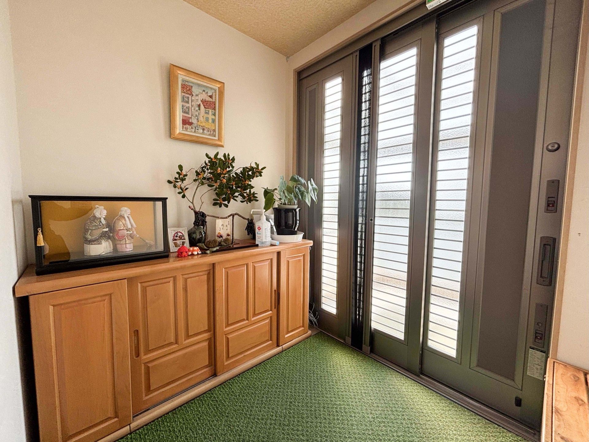 落ち着いた玄関スペース