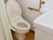 洗面台が同室にあるトイレである。トイレ後の手洗いをすぐに行え、便利である。手すりが設置され、掴まりながら便座への移動ができる。