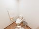 バリアフリーのトイレ設備の部屋