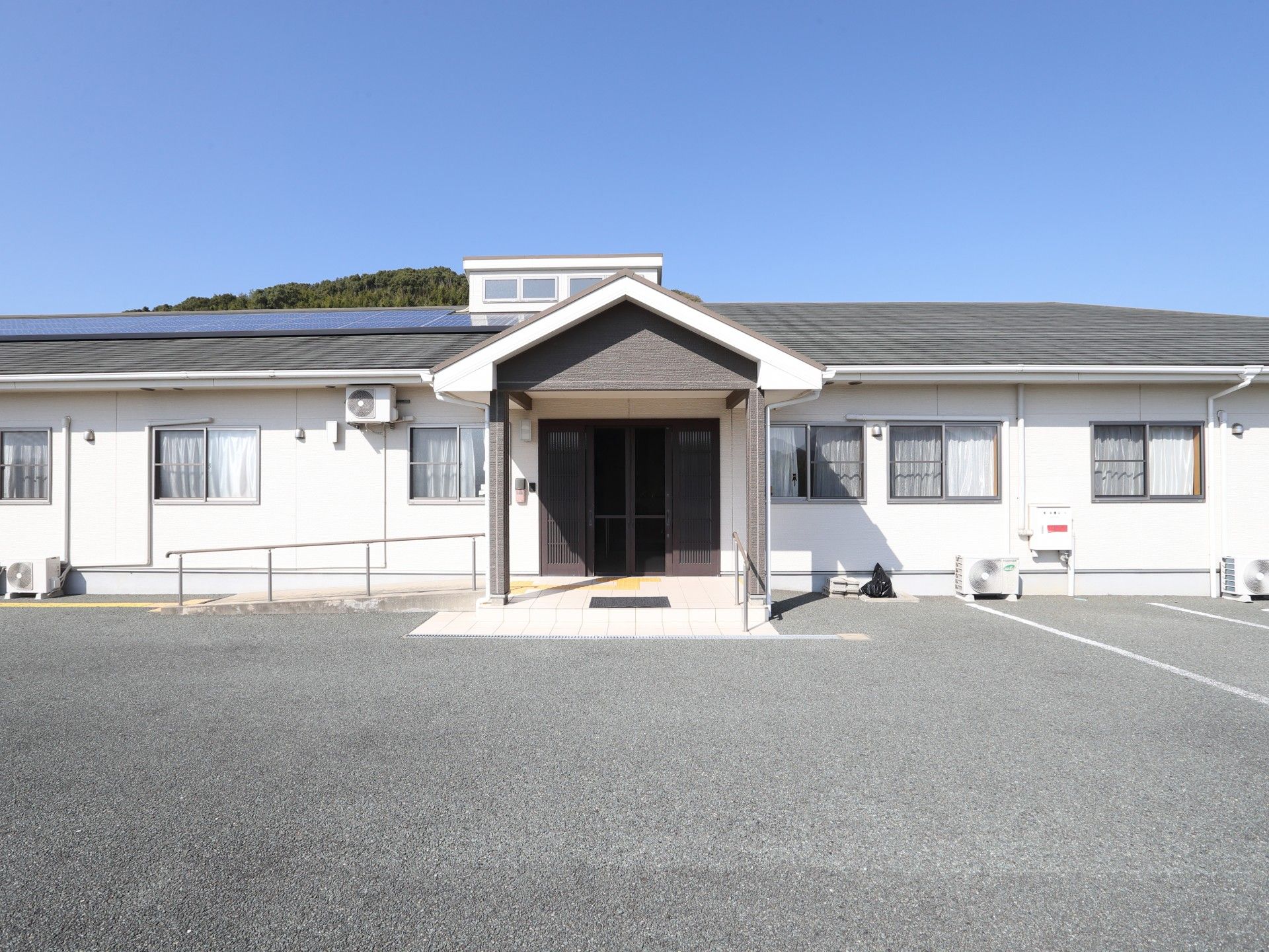 明るい外観の建物