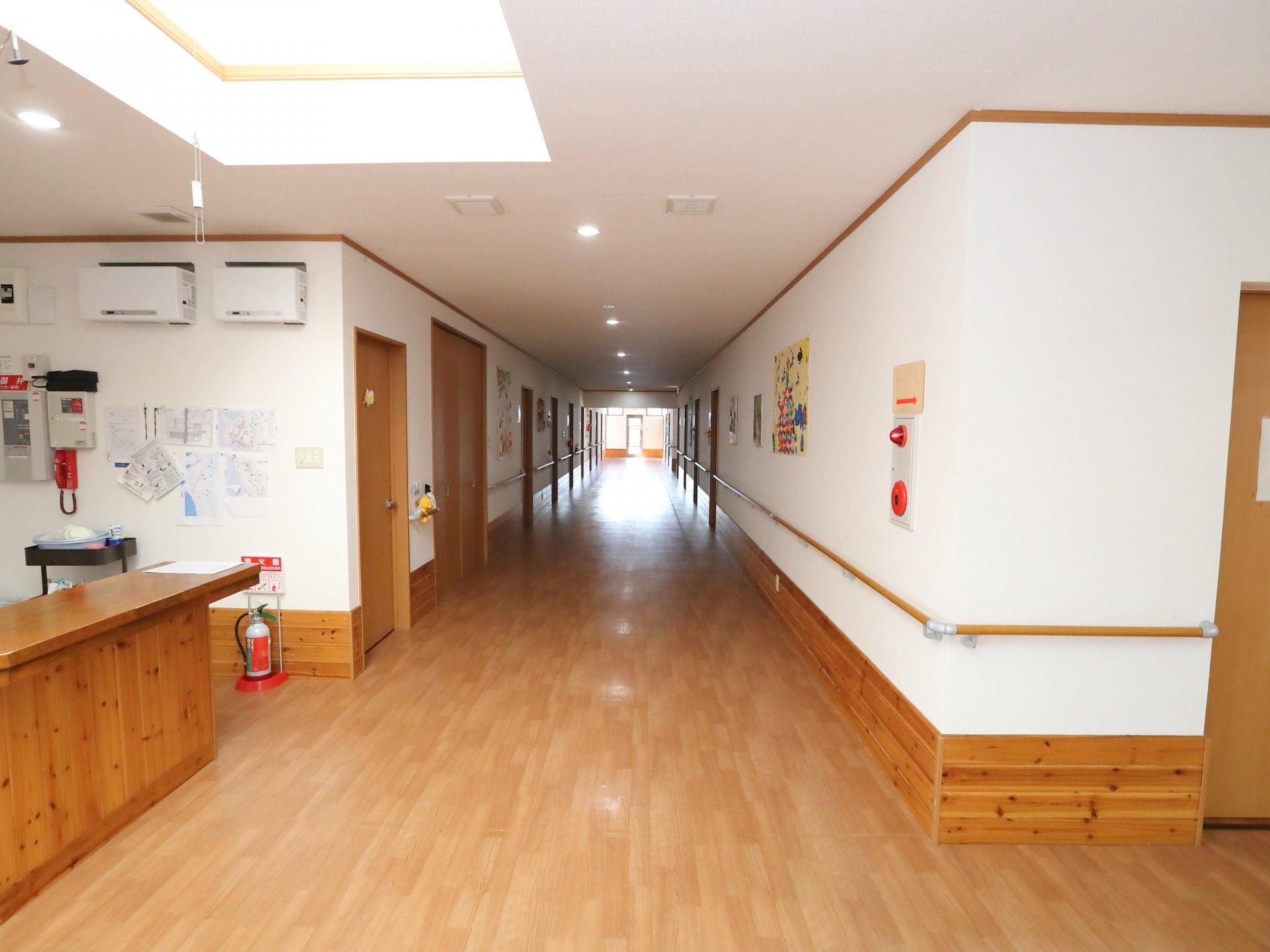 明るく広々とした廊下