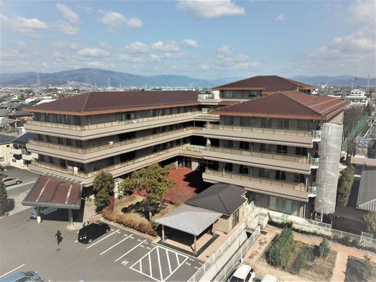 広々とした施設の外観
