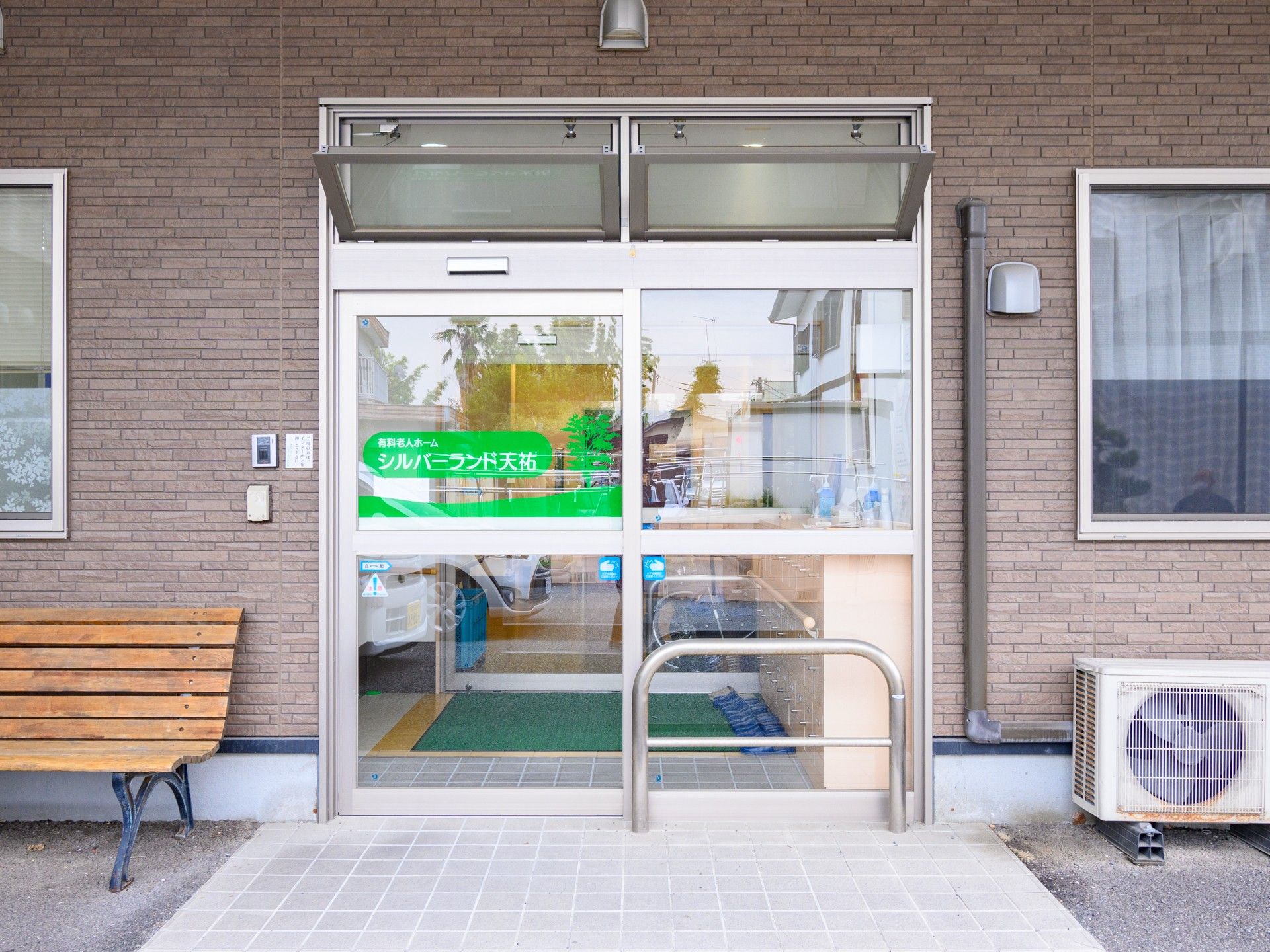 清潔なエントランスの外観