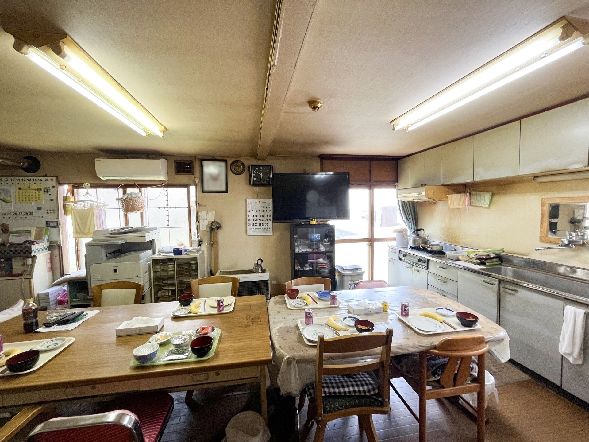 食事が用意された共有スペースのテーブル