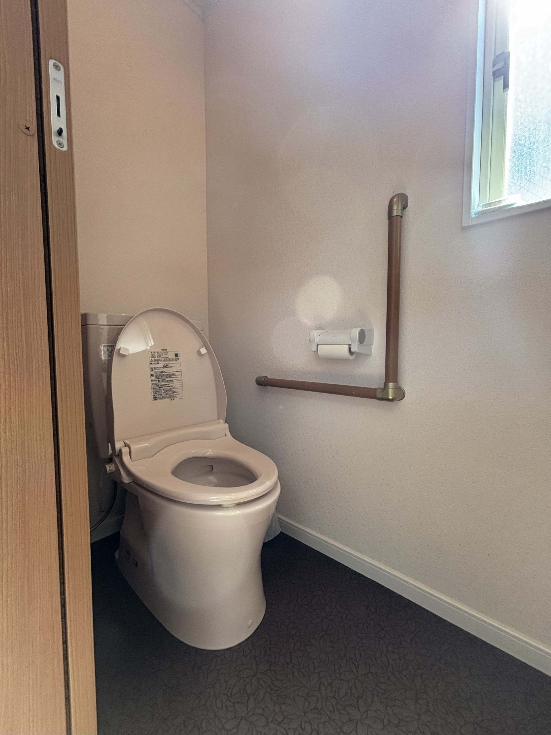 手すり付きのトイレ
