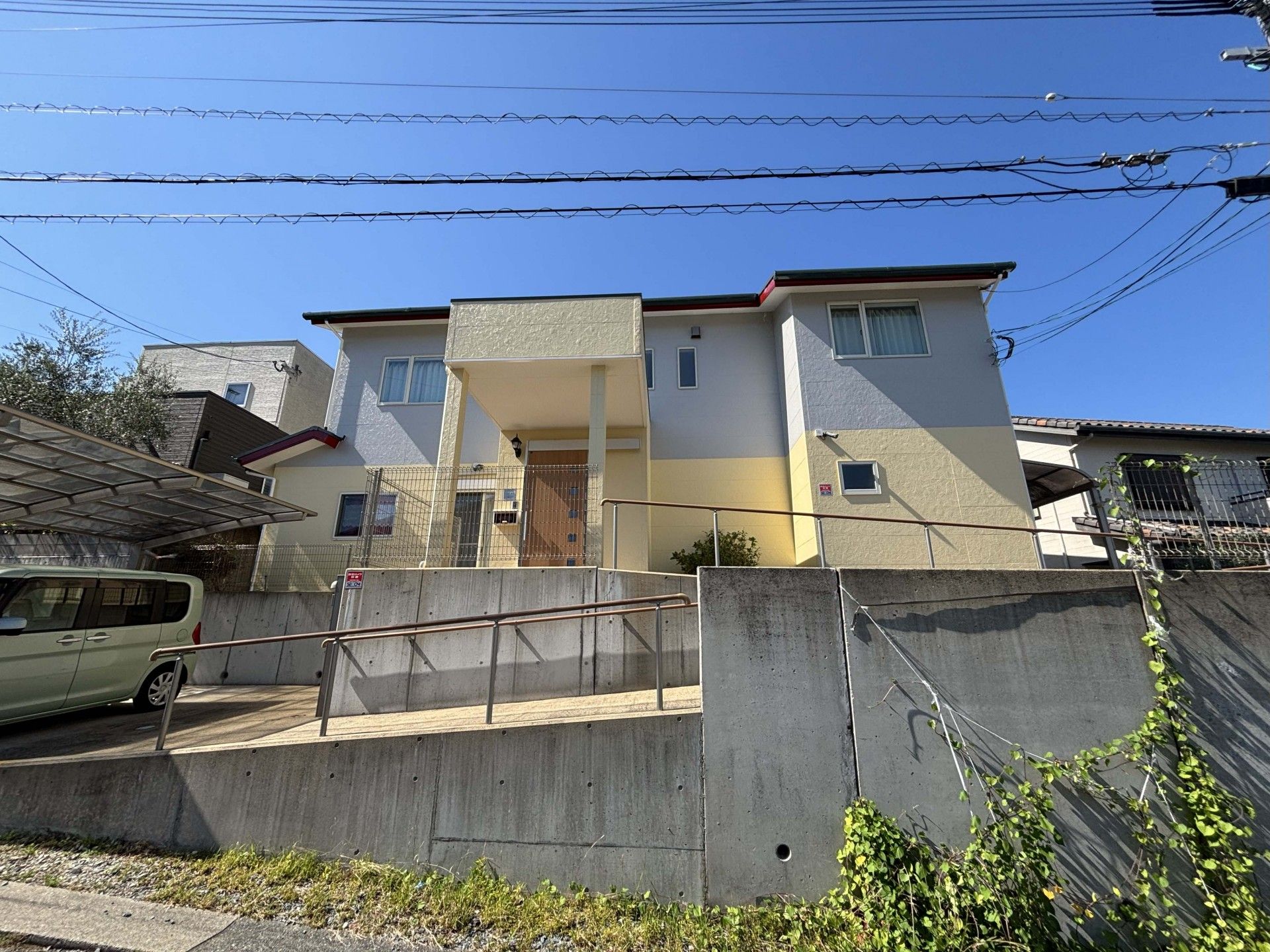 スロープ付きの建物外観