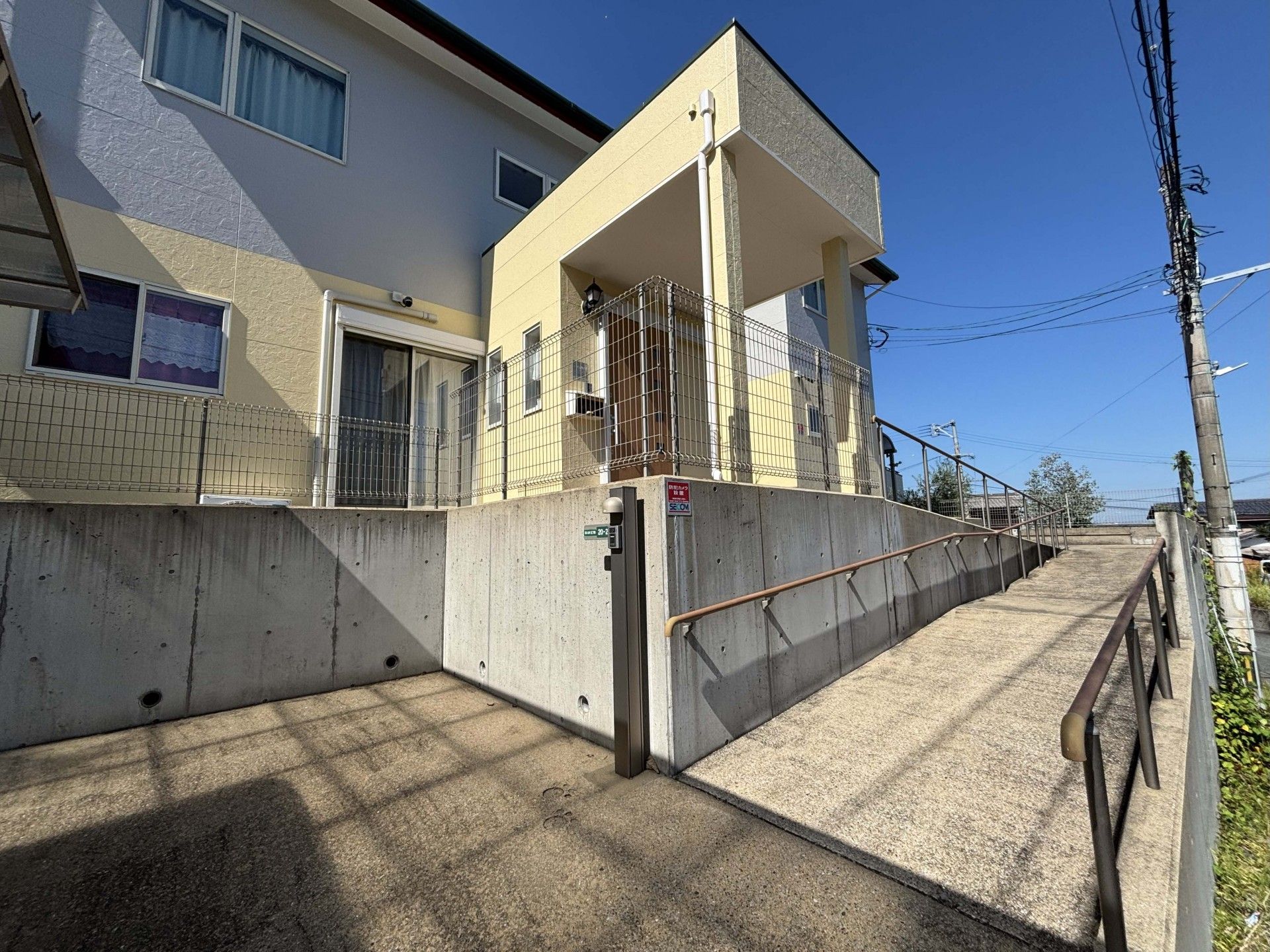 スロープのある建物外観