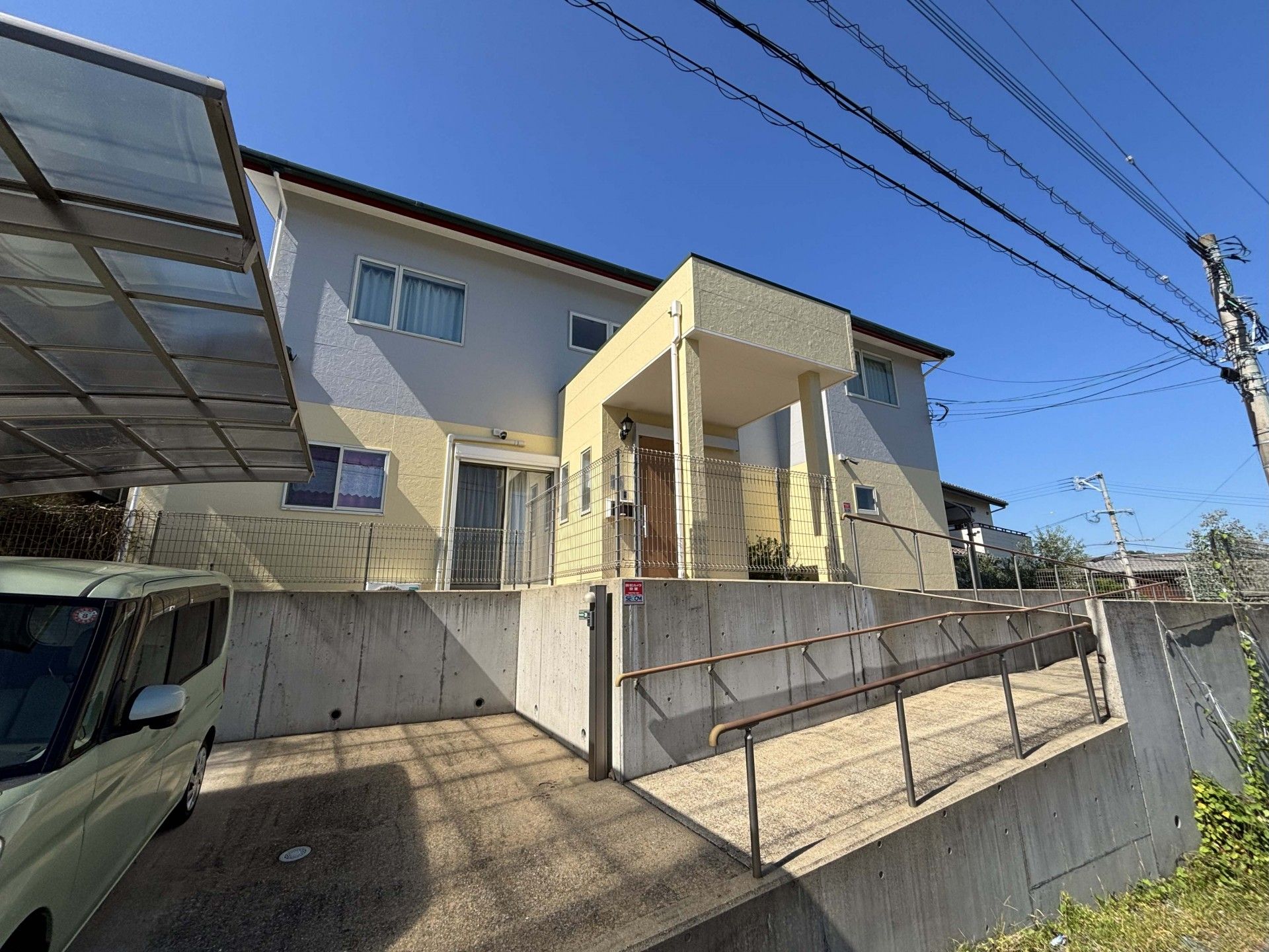 スロープ付きの建物外観