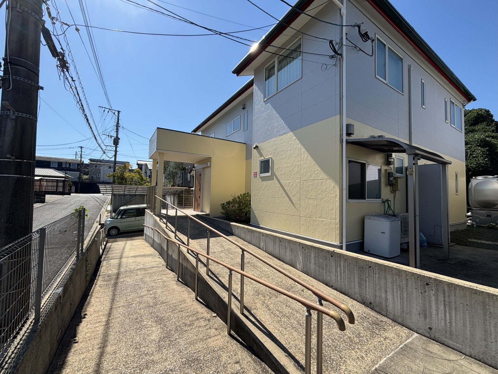 スロープのある建物外観