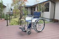 車椅子と木のデッキ