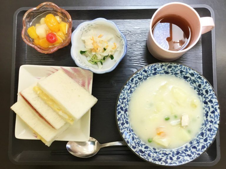 サンドイッチとホワイトシチューとサラダ、フルーツのデザートのセット