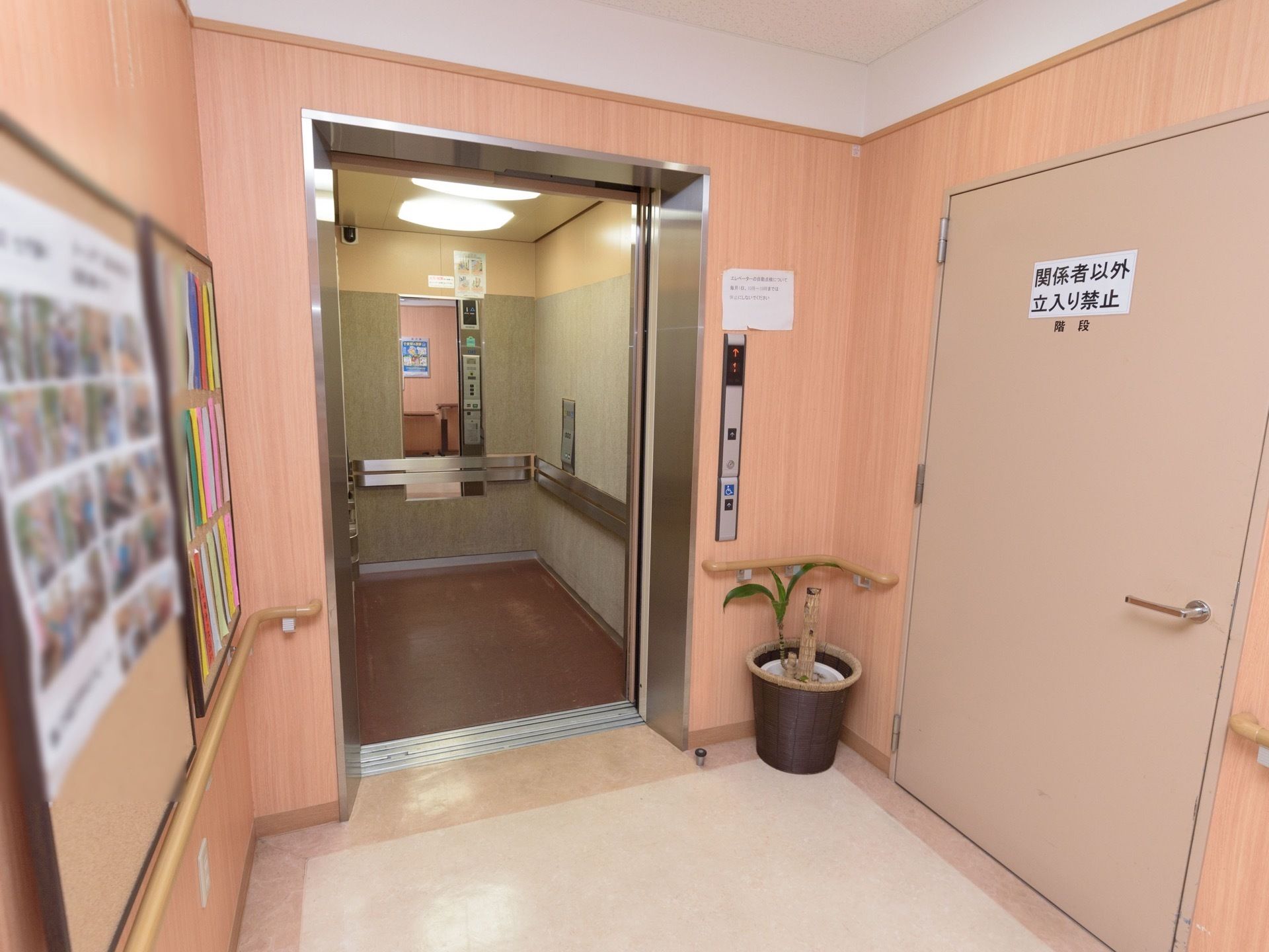 奥行きのあるエレベーターが１基設置されており、中には鏡や手すりが取り付けられている。横には、関係者以外立ち入り禁止の階段がある。