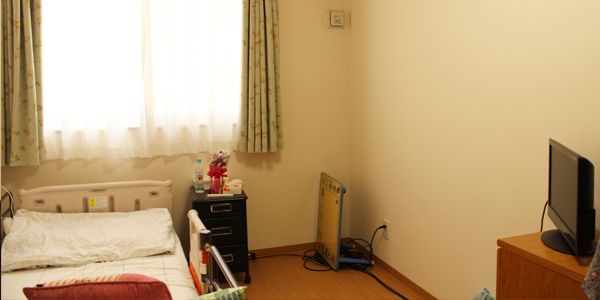 ベッドとテレビに小さい収納棚