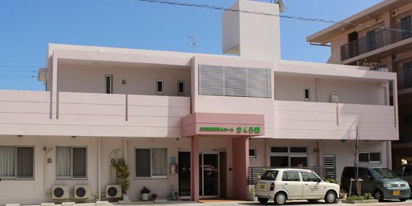 2階建ての建物と車