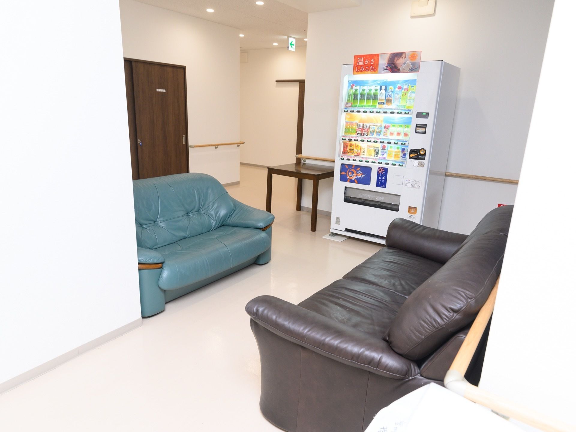 休憩スペースには自動販売機を設置している。近くにはソファもあるので、お茶やジュースを飲みながらくつろげる。