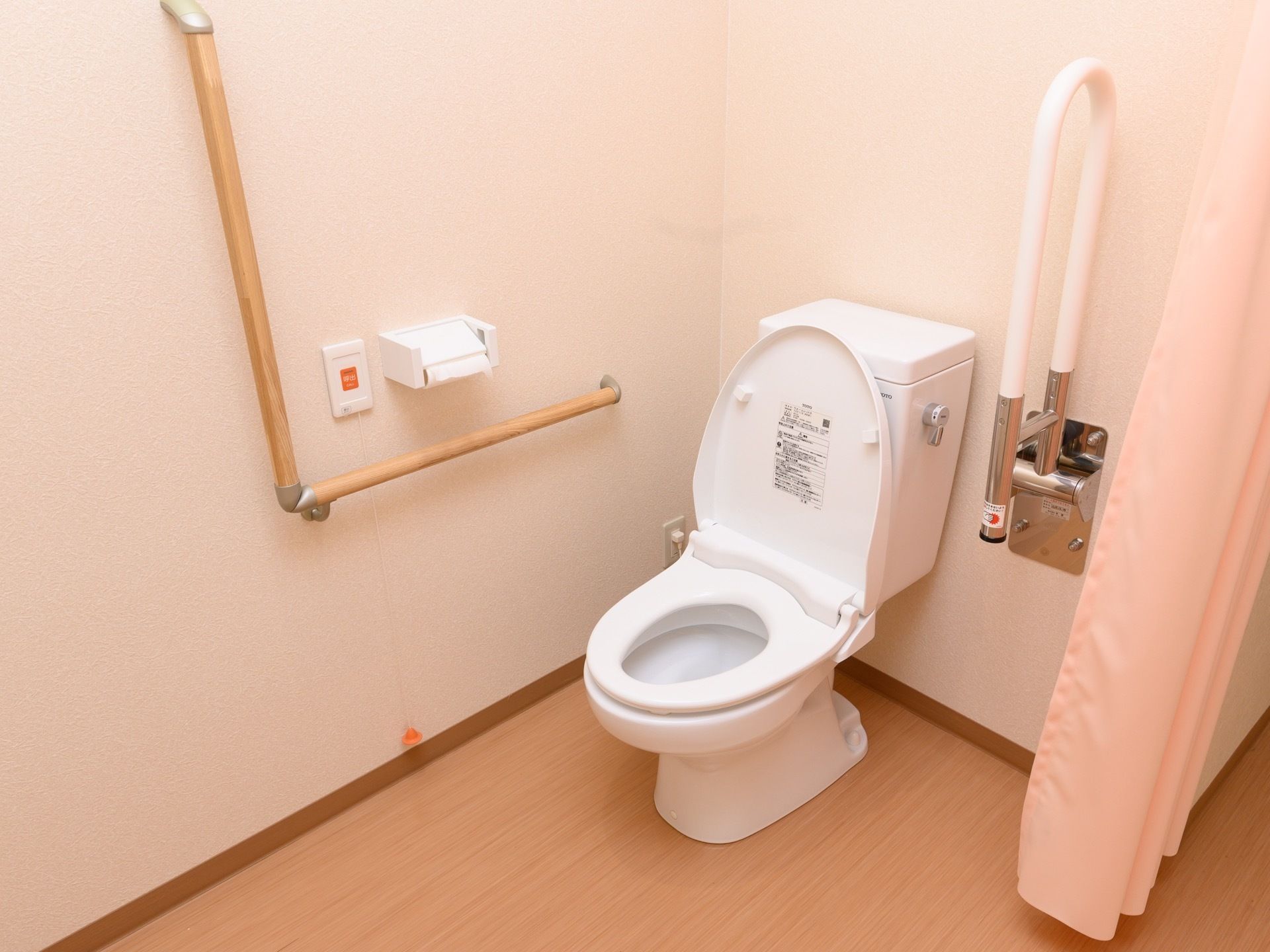 トイレはカーテンで仕切るタイプになっている。ドアの開閉が不要なので安全に使用でき、介助を必要とする場合も楽に行える。