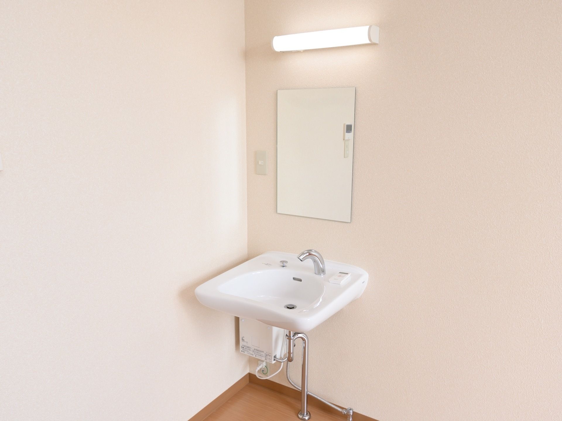 洗面台の水栓はセンサー式を採用している。手をかざすだけで速やかかつ楽に使用することができて便利である。