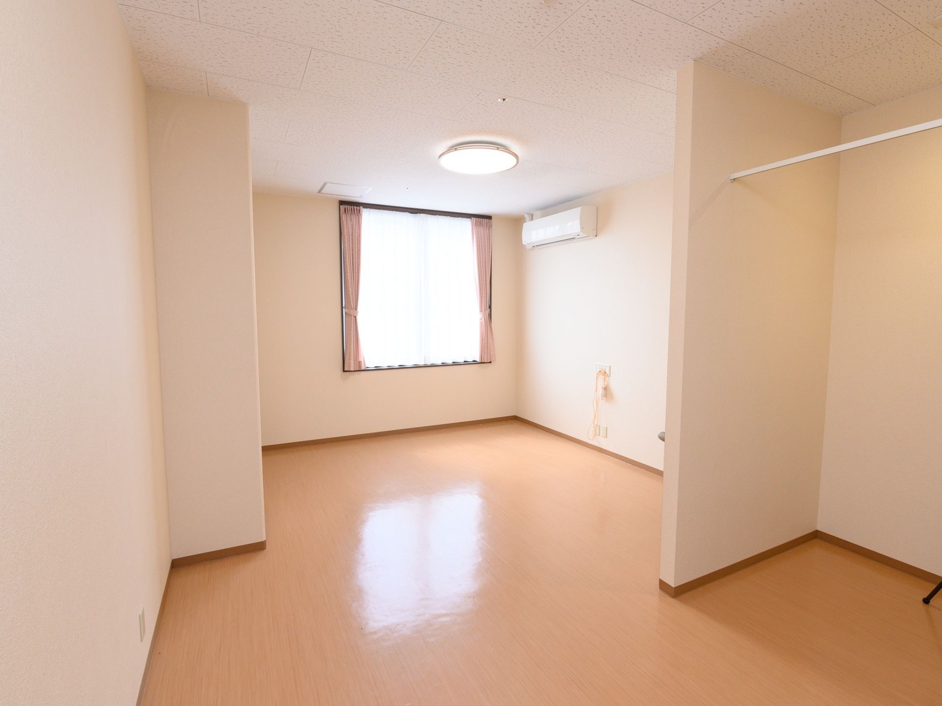 居室の腰窓は天井まで高いタイプを採用している。光をより多く室内に取り入れることができ、明るい空間となっている。