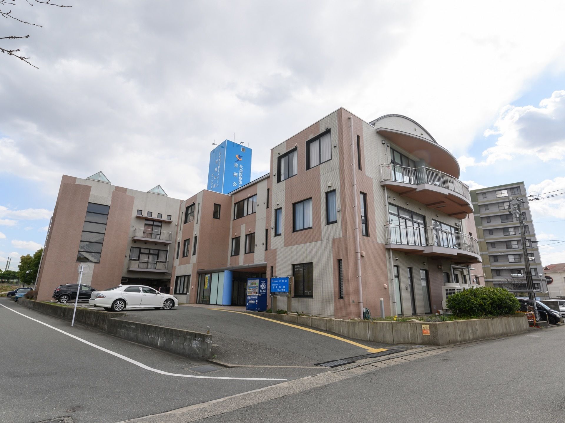 鉄筋コンクリート造の建物である。出入口前には自動販売機があり、入居者様はいつでも購入することができる。