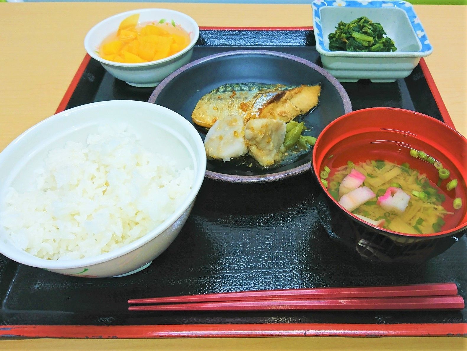 ごはん、おかず類が数種類並んでいる食事の様子。施設内で出されている食事メニュー