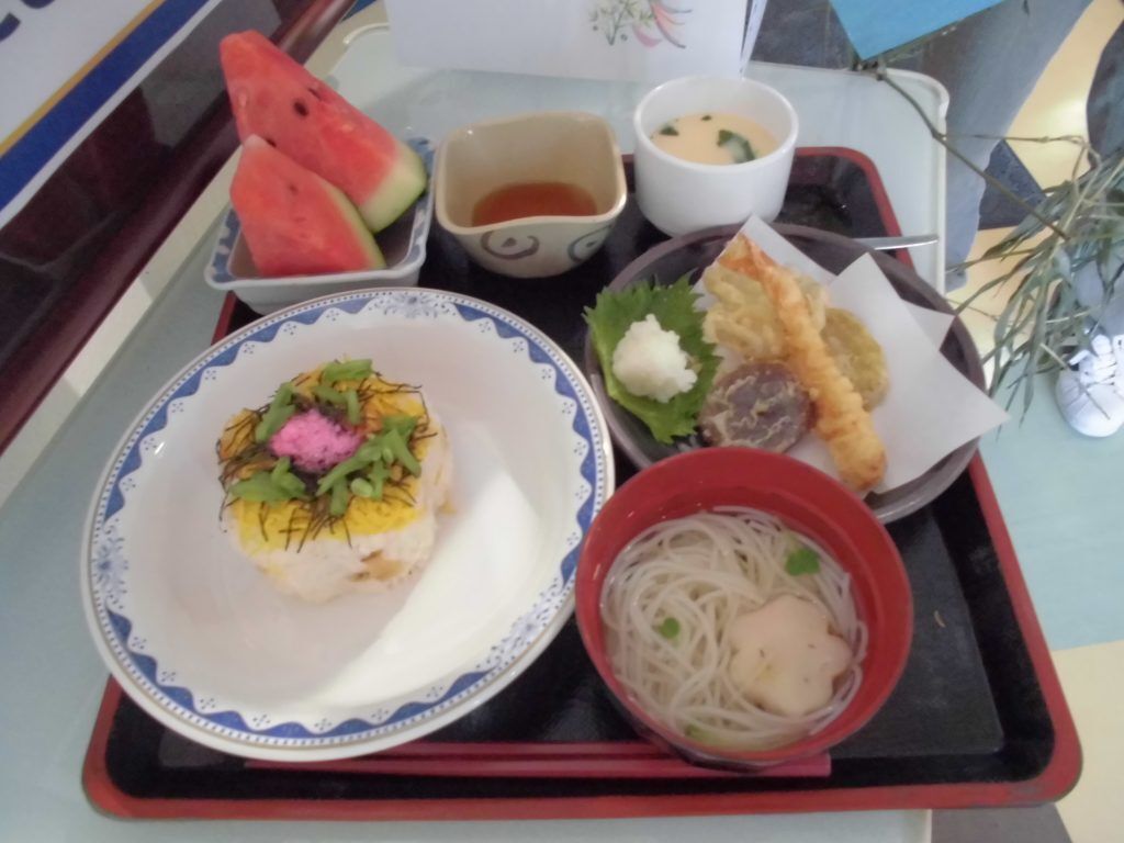 スイカのデザートが付いた、ちらし寿司と天ぷらとにゅうめんや茶碗蒸しのセット