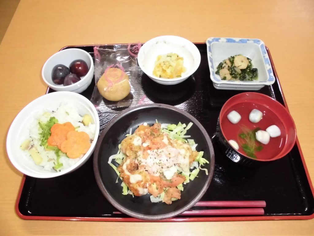 炊き込みご飯と吸い物やサラダ、ぶどうのデザートが付いたメニュー