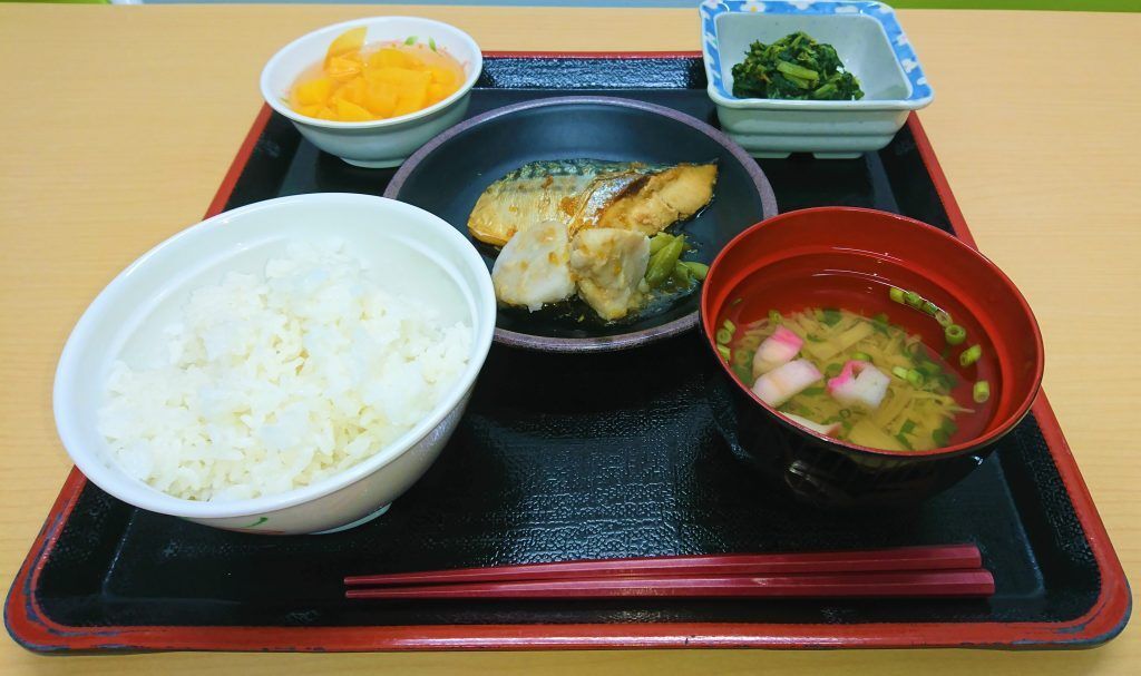 煮魚やほうれん草のおひたし、ごはんと味噌汁がセットになったメニュー