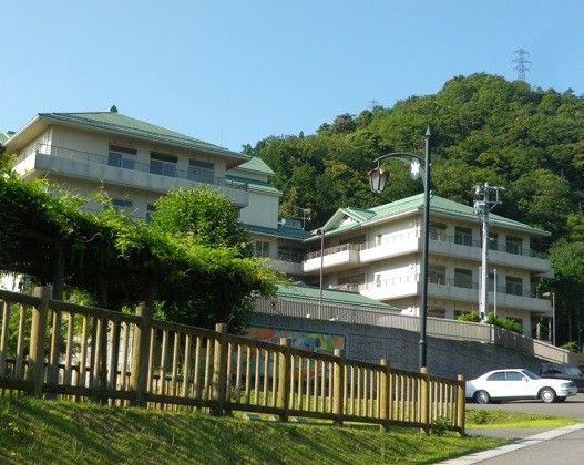 緑に囲まれた施設外観